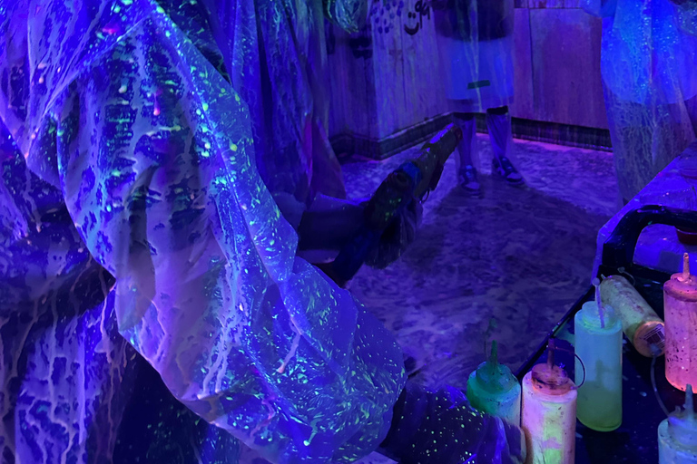 Toronto: Neon Splatter Paint Experience in a Private Studio 1-Hour Neon Splatter Paint Experience