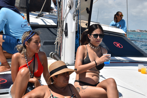 Isla Mujeres: Catamaran Tour with snorkel and Playa NorteTour from Cancun