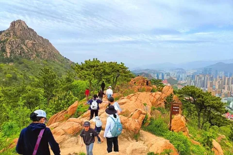 Qingdao: Fushan Mountain Sunrise Hike with Guide