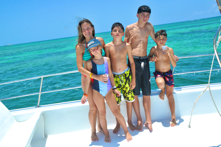 PuntaCana: Private Luxury Family BoatCruise with snorkelling