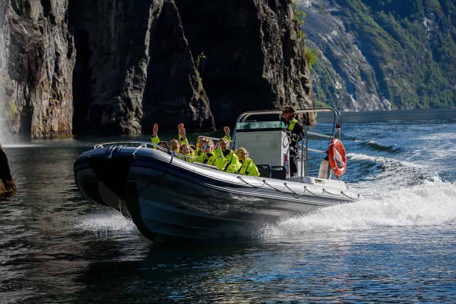 RIB Geiranger - Fjordsafari. Foto: GetYourGuide RIB Geiranger - Fjordsafari. Foto: GetYourGuide