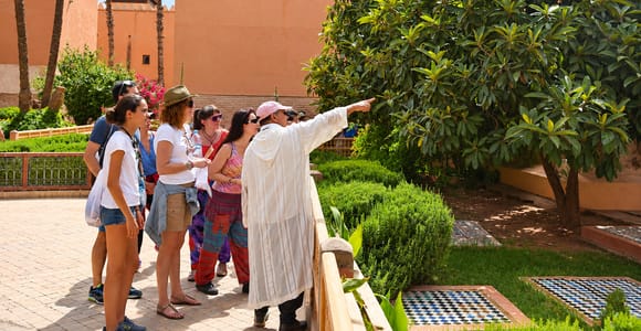 Marrakech: Palacio de la Bahía, Tumbas Saadíes y tour guiado por la Medina
