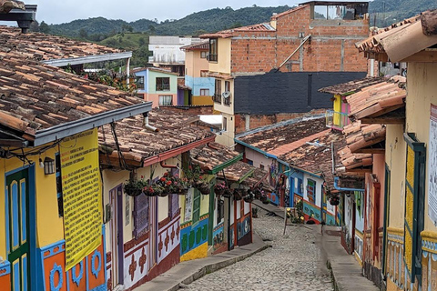 MEDELLIN: TOUR INGLÊS GUATAPE + PEÑOL VELHO + MALECON + BARCO RUMBERO