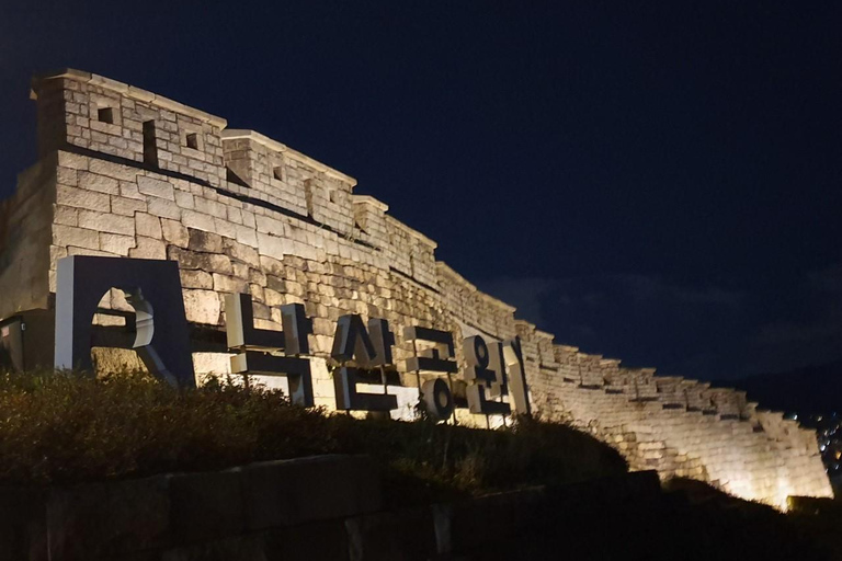 Seúl: Hanok, luces de la ciudad y palacio, tour de día y nochePunto de encuentro: Estación Hongik Univ. Salida n.º 8.