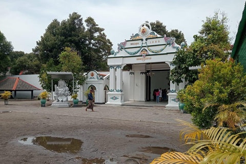 Yogyakarta: wandeltour met gids naar het paleis van de sultan en TamansariYogyakarta: begeleide wandeltour naar het paleis van de sultan en Tamansari