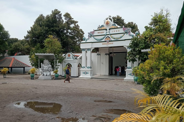 Yogyakarta: wandeltour met gids naar het paleis van de sultan en TamansariYogyakarta: begeleide wandeltour naar het paleis van de sultan en Tamansari