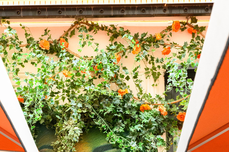 Paris: Experience the romance of Montmartre on a walk with a pro photographer Paris: Experience romance in Montmartre, a walk with a photographer in English