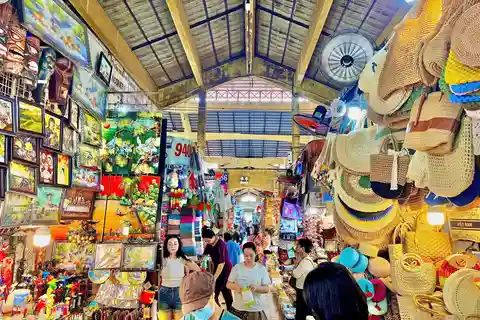 Ho Chi Minh City: Shopping Tour with Local Guide