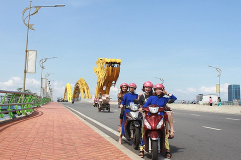 Da Nang : Visite privée de la ville en scooter avec une cavalière d'Ao dai