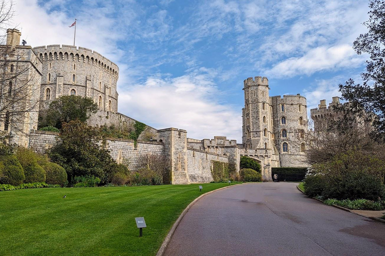 London: Royal Windsor & Runnymede Private Taxi Tour