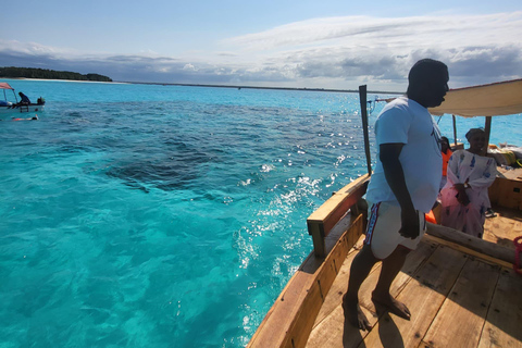 Nungwi/Kendwa: Mnemba Island Dolphin &amp; Snorkeling Tour en barcoTraslado desde Kendwa o desde Nungwi