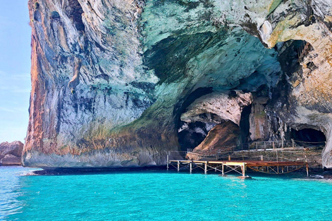Au départ de Cala Gonone : excursion en dinghy dans le golfe d&#039;OroseiAu départ de Cala Gonone : excursion en canot pneumatique dans le golfe d&#039;Orosei