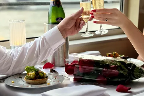 Paris: Seine Dinner Cruise from Eiffel Tower/Liberty Statue