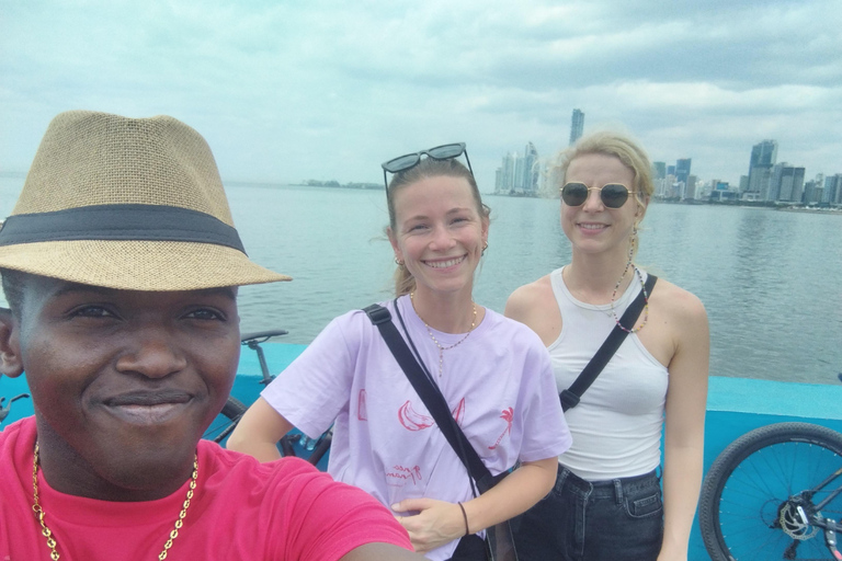 Tour a piedi nel Casco Viejo con la gente del posto