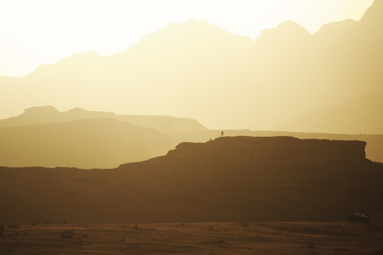 Au départ de Wadi Rum : excursion de 8 heures en jeep avec repas et séjour d'une nuit