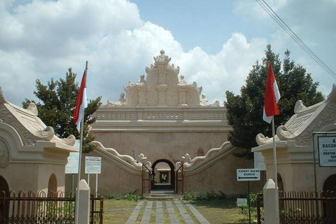 Yogyakarta City Tour; Kraton, Water Castle, Prambanan Sunset