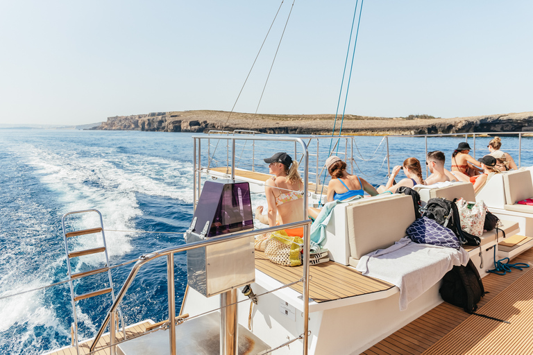 Malta: viagem à lagoa azul, praias e baías de catamarãViagem de catamarã Sea Breeze - 5/6 horas