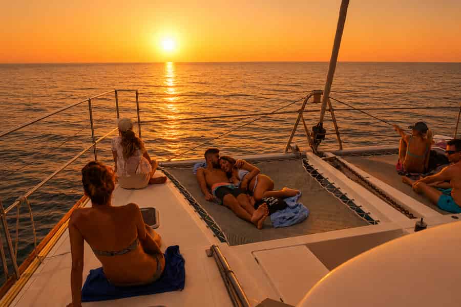 Rhodos: Premium-All-Inclusive-Katamaran-Tour bei Sonnenuntergang. Foto: GetYourGuide Rhodos: Premium-All-Inclusive-Katamaran-Tour bei Sonnenuntergang. Foto: GetYourGuide