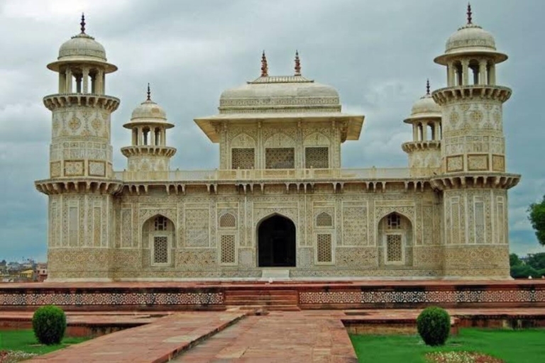 Ab Delhi: Taj Mahal & Agra Tour mit Indiens schnellstem ZugTour mit Auto + Reiseführer + Tickets 2.