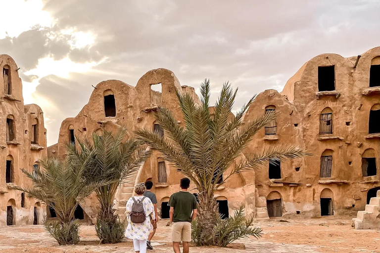 Von Djerba / Zarzis aus – 2-tägiger Ausflug nach Tozeur und zu den Berg-OasenVon Djerba / Zarzis – Ausflug nach Tozeur und zu den Berg-Oasen, 2 Tage