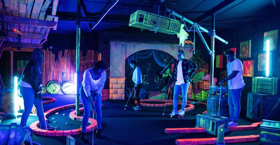 Afbeelding 5 van Aloha Amsterdam: 12-Hole Glow-in-the-Dark Minigolf