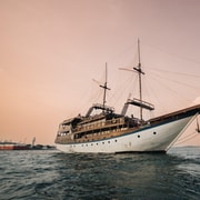 Bali: Sailor Dinner Cruise with Fire Show & Buffet