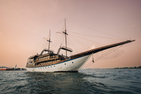 Bali: Sailor Dinner Cruise with Fire Show & Buffet