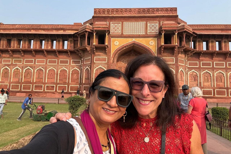 Depuis Delhi : visite du Taj Mahal avec guide fémininExcursion avec un guide touristique local féminin bien informé.