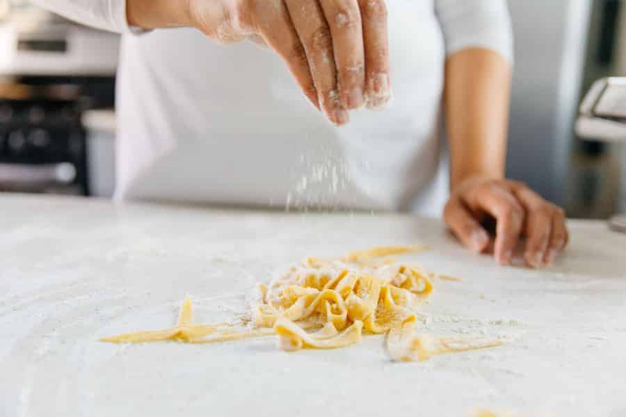 Memphis: Unterhaltsamer Pasta-Kochkurs in einer trendigen Bar vor Ort. Foto: GetYourGuide