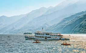 From Milan: Small Group Lake Como Day Tour with Boat Cruise