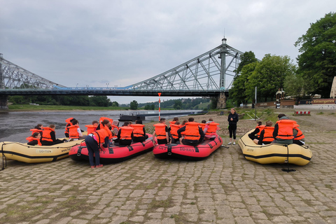 دريسدن: Bootstour mit dem Schlauchboot Loschwitz - Radebeulدريسدن جولة بالقارب من دريسدن إلى راديبول - مع قارب قابل للنفخ