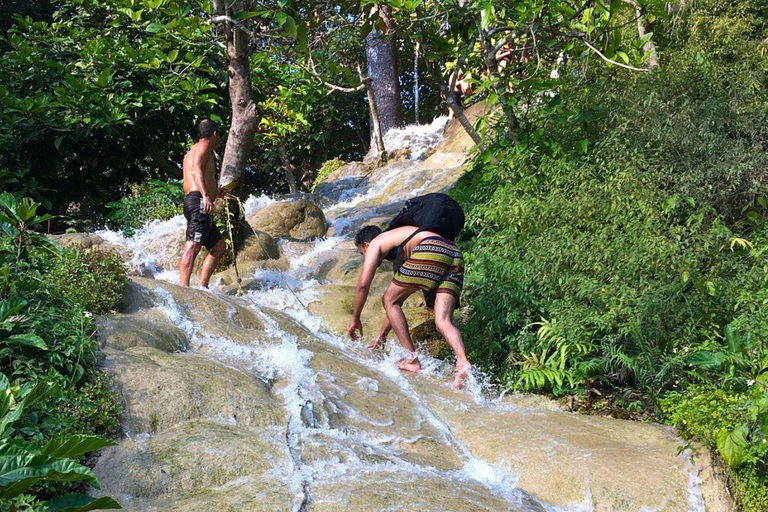 Genieße den Sticky Waterfall und den Chet Si Fountain National Park