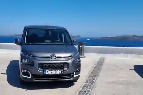"VIP Private Transfer to/from Santorini Airport"