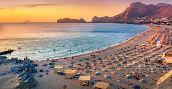 Ab Chania: Strand von Falassarna und Ausflug bei Sonnenuntergang mit Liegestühlen