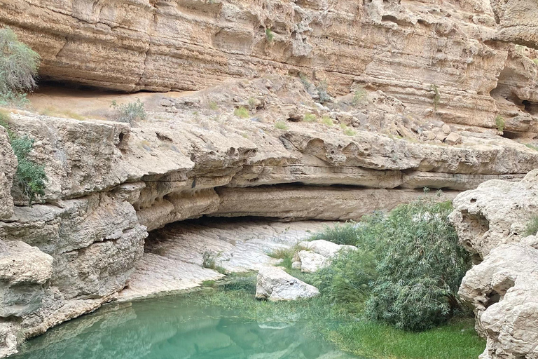 Muscat: całodniowa wycieczka do Wadi Shab z odbiorem z hotelu