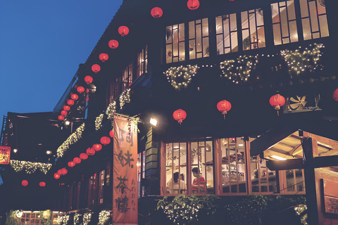 Taipei: Jiufen, Shifen Sky Lanterns & Keelung Nightmarket Hotel pickup & Bilingual guide