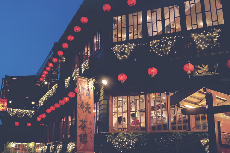Taipei: Jiufen, Shifen Sky Lanterns & Keelung Nightmarket Hotel pickup & Bilingual guide
