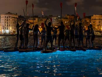 Starlight Paddlesurf tijdens de nacht in Barcelona