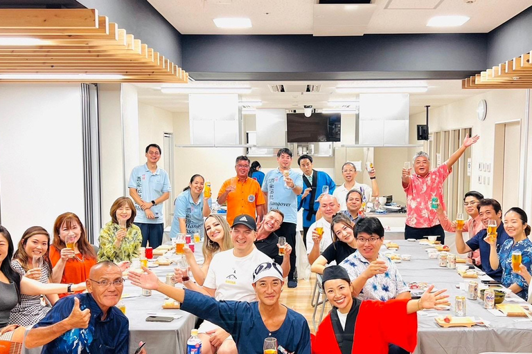Naha Makishi Public Market : Sushi making experience English guided guide