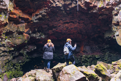 IJsland: kleine groepstour naar Lava CaveTour met trefpunt bij Raufarholshellir Cave