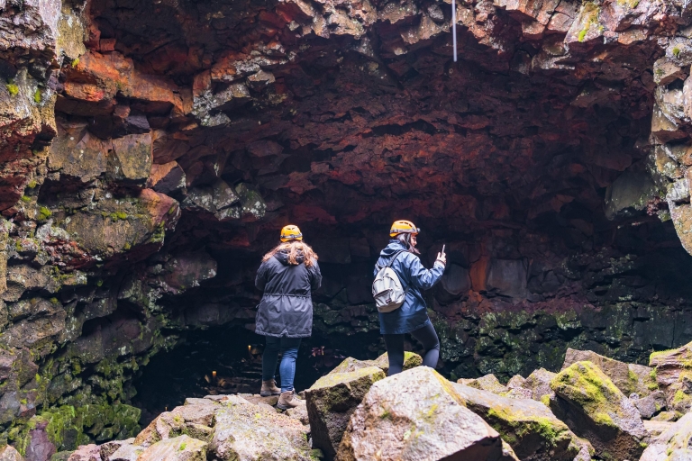IJsland: kleine groepstour naar Lava CaveTour met trefpunt bij Raufarholshellir Cave