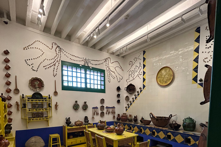 Mexico City: Intimate Frida Walking Tour & La Casa Azul.