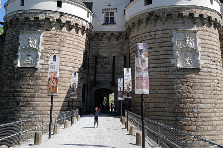Nantes: Professional tour of the Château des ducs de Bretagne – ramparts, courtyard, moat