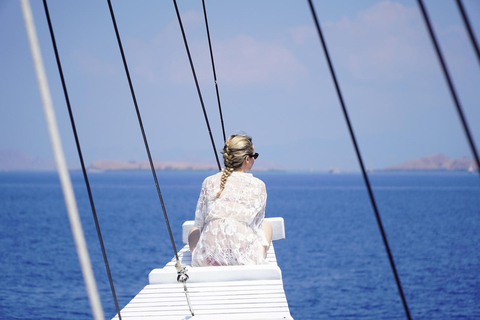 Labuan Bajo: Romantic Komodo Island Hopping for Couples Couple Tour With Documentation