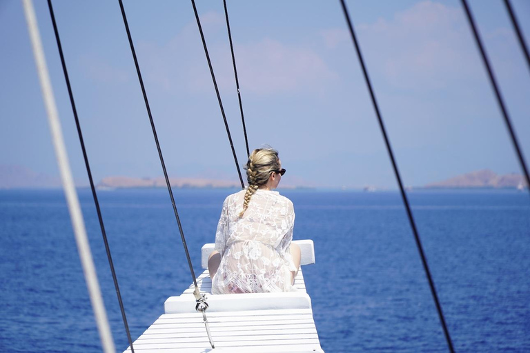 Labuan Bajo: Romantic Komodo Island Hopping for Couples Couple Tour With Documentation