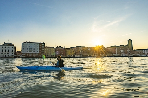Excursión romántica en kayak al atardecer en VeneciaExcursión romántica en kayak por Venecia