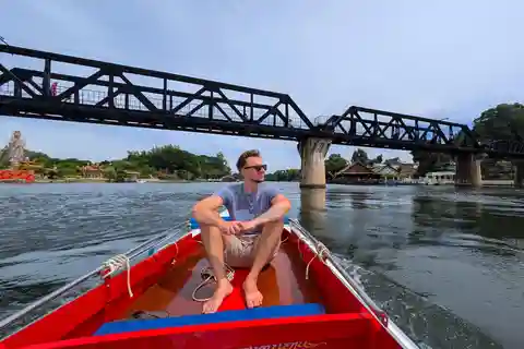 Kanchanaburi: Tour panoramico del fiume Kwai in barca a vela privata