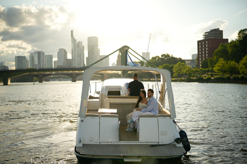 Frankfurt: Romantic boat tour for two guests with skyline view