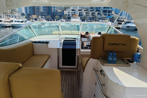 Dubai privétour op 40ft JulianaDubai: 4 uur privétour op een mini-jacht &amp; zwemmen