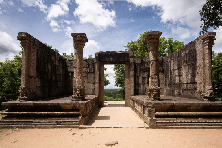 Sigiriya: Minneriya Safari, Yapahuwa Rock & Colombo Drop-off Sigiriya: Minneriya Safari, Yapahuwa Rock & Negombo Drop-off
